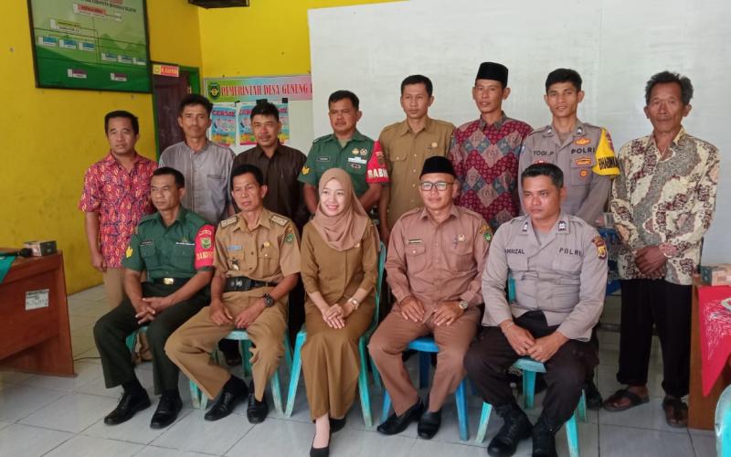 Kanit Binmas dan Bhabinkamtibmas Polsek Manna Hadiri Pelantikan dan Pengambilan Sumpah Perangkat Desa Gunung Kayo 