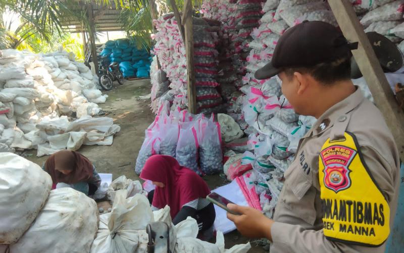 Bhabinkamtibmas Sambangi Pengepul Batu Hias Desa Lubuk Sirih Ilir, Sampaikan Imbauan Kamtibmas 
