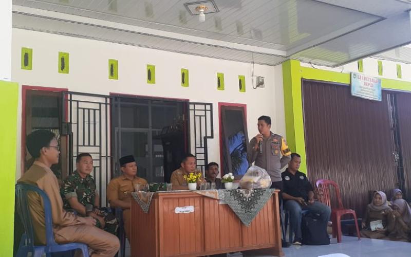 Bhabinkamtibmas Lakukan Pendampingan dan  Monitoring Pembagian Sembako di Desa Jeranglah Tinggi 