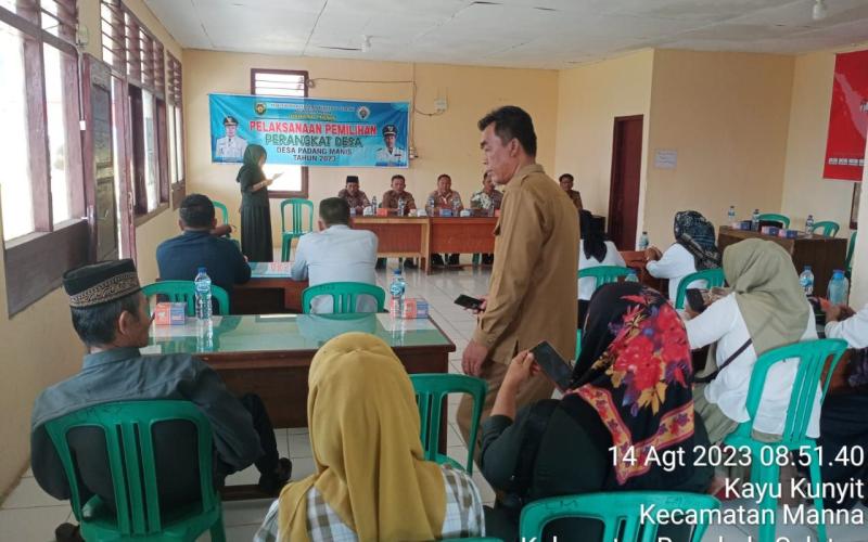 Eratkan Hubungan Kerja, Kanit Binmas dan Bhabinkamtibmas Hadiri Pemilihan Perangkat  Desa Binaannya 