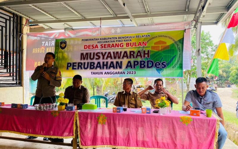 Bina Hubungan Birokrasi, Bhabinkamtibmas Polsek Pino Raya Hadiri Musyawarah Perubahan APBDes 