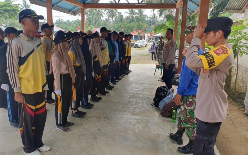Tunjukkan Semangat 45, Kapolsek dan Bhabinkamtibmas Latih Pelajar Pengibar Bendera Kecamatan Bunga Mas 