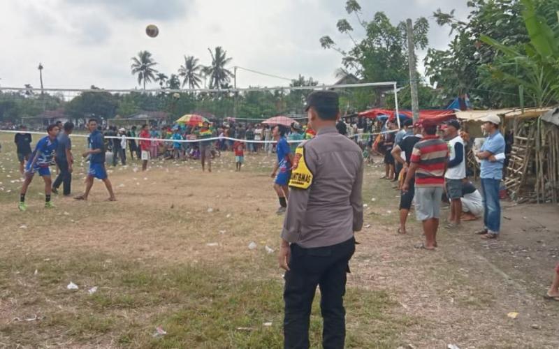 Bhabinkamtibmas Monitoring dan Berikan Pengamanan Turnamen Sepak Bola dan Bola Volly Kecamatan Seginim   