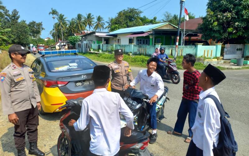 Bhabinkamtibmas Sambangi Siswa  MTs N Kabupaten Bengkulu Selatan, Sampaikan Imbaun Kamtibmas 