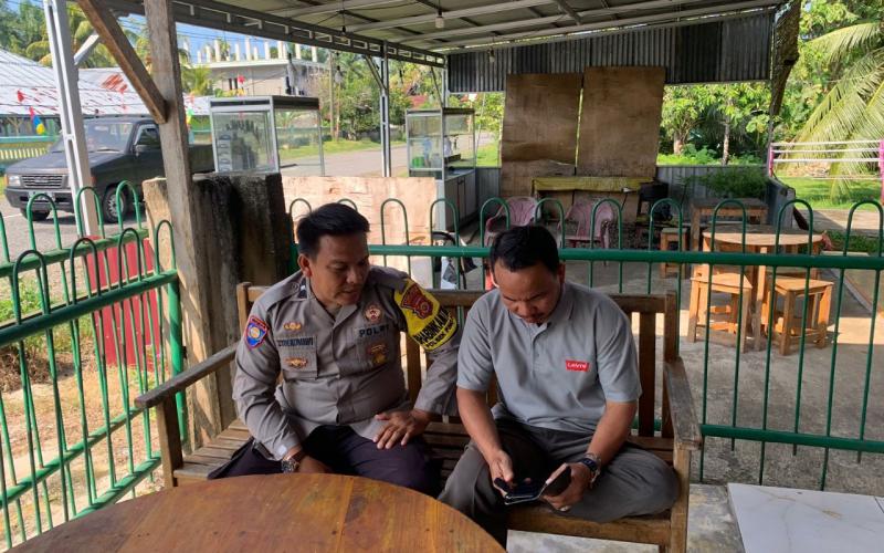 Patroli Sambang, Bhabinkamtibmas Pino Raya  Sosialisasikan Aplikasi Super APP Polri 