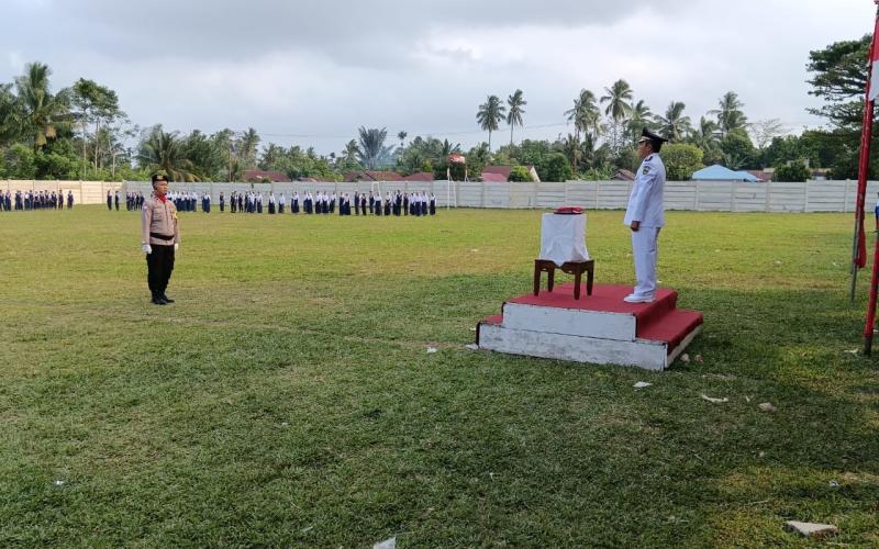Bhabinkamtibmas Polsek Manna, Bertindak Sebagai Komandan Upacara pada Penurunan Bendera 