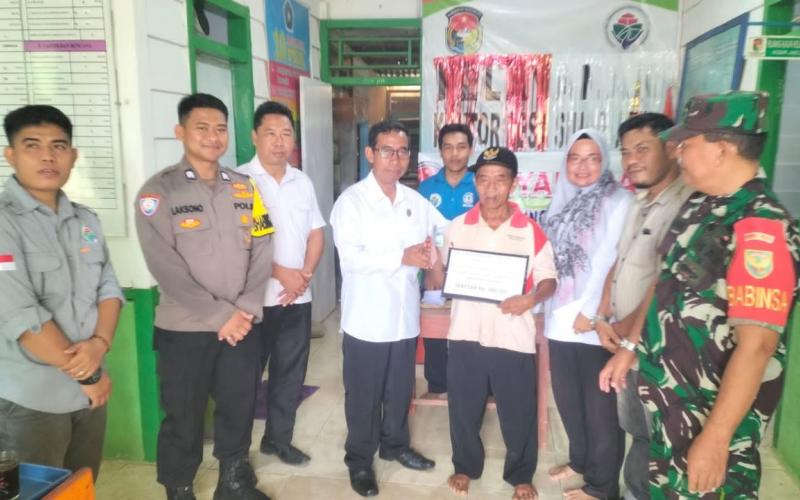 Bhabinkamtibmas Polsek Lubuk Pinang Awasi Langsung BLT-DD Desa Sinar Jaya