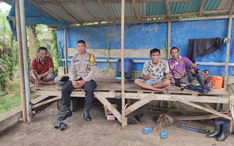 Kunjungi Warga Binaan Kecamatan Air Manjuto, Bhabinkamtibmas Sampaikan Pesan Kamtibmas