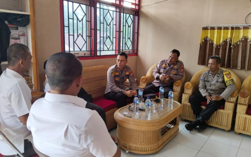 Perkuat Sinergitas Polri Dengan Perangkat Desa, Kapolsek Ketahun Bersama Bhabinkamtibmas Sambang Kantor Desa Pasar Ketahun