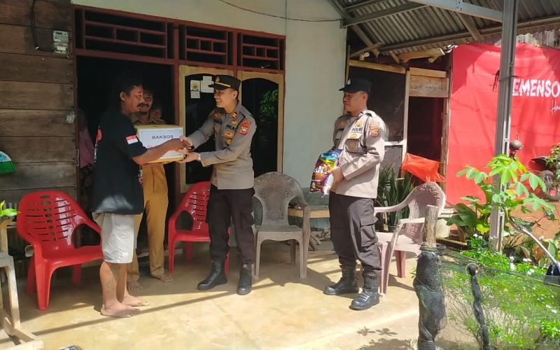 Kapolsek Ketahun Laksanakan Bhakti Sosial di Rumah Warga Korban Kebakaran
