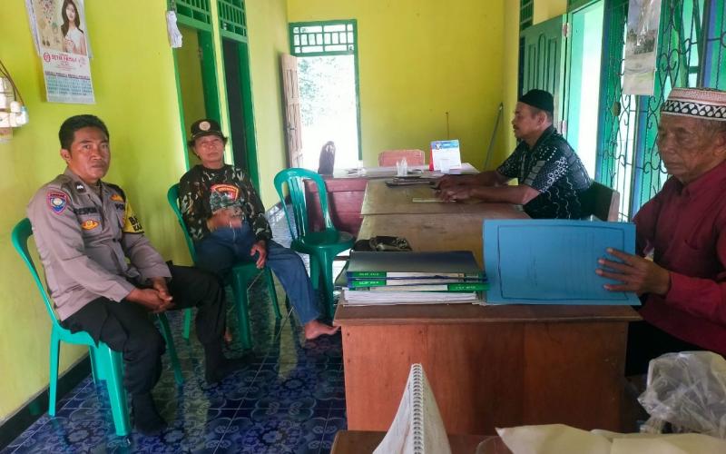 Sambang, Cara Bhabinkamtibmas Pererat Tali Silaturahmi Dengan Tokoh Adat
