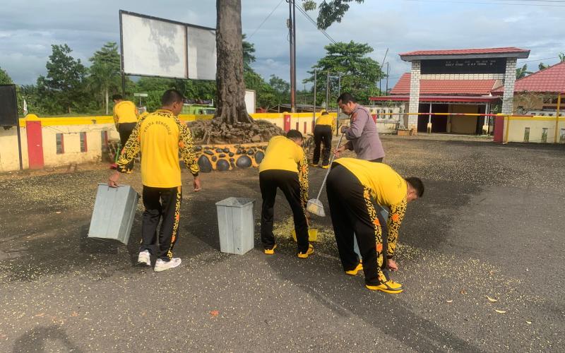 Dengan Giat Jumat Bersih, Kapolsek Ketahun Pimpin Kerja Bakti Di Lingkungan Mako Polsek