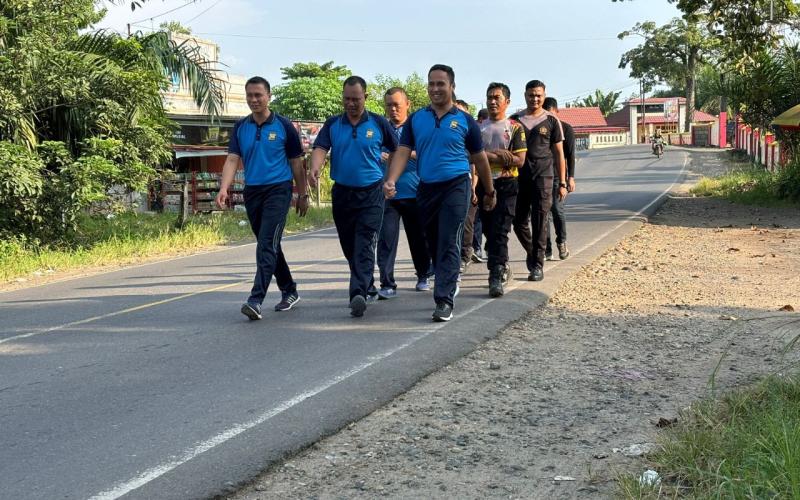 Menjaga Kebugaran, Kapolsek Ketahun Pimpin Olahraga Pagi