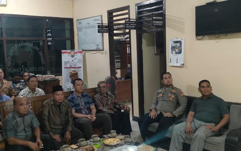 Wujud Lestarikan Budaya Indonesia di Hari Bhayangkara ke-78, Polsek Ketahun Gelar Nobar Wayang Kulit bersama Masyarakat