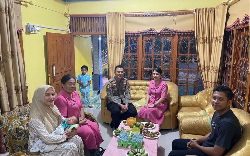 Wujud Kepedulian Pimpinan, Kapolsek dan Bhayangkari Kunjungi Istri Polri Pasca Lahiran