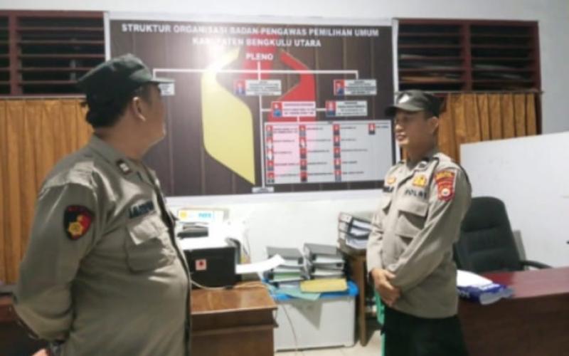 Cooling Sistem: Satgas OMP Polres Bengkulu Utara Laksanakan Patroli Rutin dan Pengamanan Kantor KPUD Serta Gudang Logistik Jelang Pilkada 2024