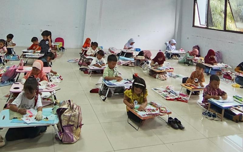Antusiasme Anak-Anak Tunjukkan Kreativitas Dalam Lomba Mewarnai Hari Pahlawan