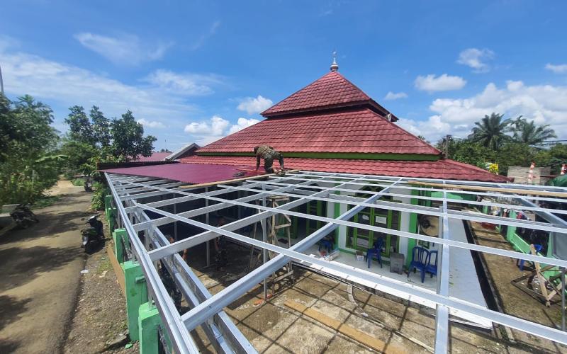 Atap Baru, Semangat Baru — Satgas TMMD Bangun Masjid Baitul Makmur Jadi Lebih Nyaman