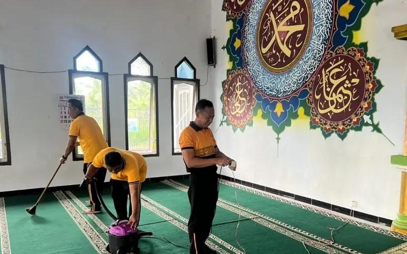 Giat ASRI, Enam Polsek Jajaran Polres Rejang Lebong Gotong Royong Bersihkan Masjid dan Fasilitas Umum