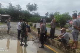Gotong Royong, TNI/POLRI Bersama Warga Tampal Jalan Rusak