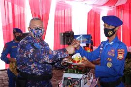Peringatan HUT Polairud Ke-71, Kapolda Berikan Tumpeng Ke Personil Polairud Dinas Terjauh dan Termuda