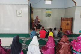 Bhabinkamtibmas Polsek Manna, Mengajar Tata Cara Salat Kepada Anak- Anak Binaannya di Desa Padang Manis 