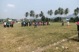 Tunjukkan Tanggung Jawab, Bhabinkamtibmas Polsek Seginim Latih Pelajar Pengibar Bendera Tingkat Kecamatan
