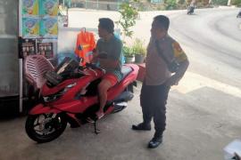 Bhabinkamtibmas Polsek Kedurang Kembali Berikan Teguran Simpatik Kepada Pengguna Sepeda Motor  