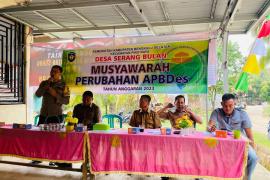 Bina Hubungan Birokrasi, Bhabinkamtibmas Polsek Pino Raya Hadiri Musyawarah Perubahan APBDes 