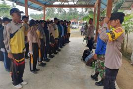 Tunjukkan Semangat 45, Kapolsek dan Bhabinkamtibmas Latih Pelajar Pengibar Bendera Kecamatan Bunga Mas 