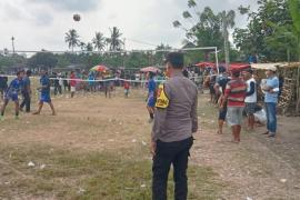 Bhabinkamtibmas Monitoring dan Berikan Pengamanan Turnamen Sepak Bola dan Bola Volly Kecamatan Seginim   