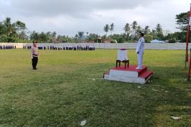 Bhabinkamtibmas Polsek Manna, Bertindak Sebagai Komandan Upacara pada Penurunan Bendera 