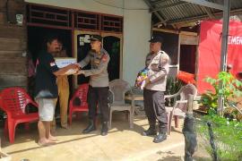 Kapolsek Ketahun Laksanakan Bhakti Sosial di Rumah Warga Korban Kebakaran