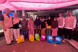 PLN Peduli Serahkan 100 Paket Sembako untuk Korban Banjir di Kabupaten Lebong
