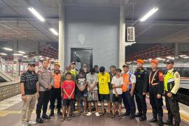 KAI Daop 1 Jakarta Berhasil Tangkap Pelaku Pelemparan KA Gunungjati dan KA Manahan di Kelurahan Bekasi Jaya, Kecamatan Bekasi Timur, Kota Bekasi