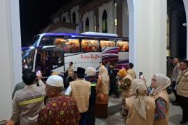 Tak Hanya Melaksanakan Pengamanan, Polresta Bengkulu Bantu Angkat Barang Bawaan Jamaah Haji