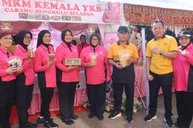 Kapolda Bengkulu Hadiri Senam Bersama dan Borong Bazar Produk UMKM Bhayangkari Meriahkan HUT YKB ke-46