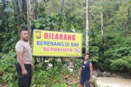 Polsek Lebong Utara Pasang Spanduk Himbauan di Sungai Tik Maceak, Cegah Kejadian Serupa Terulang