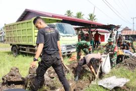 Pemkab Lebong Bersama TNI-Polri Gelar Kerja Bakti dan Gotong Royong Pasca Banjir di Bingin Kuning