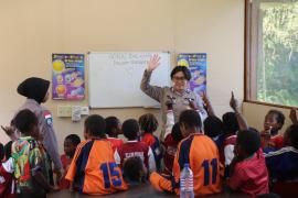 Ops Damai Cartenz Kenalkan Dunia dan Tata Surya kepada Anak-anak di Tembagapura, Timika, Papua Tengah