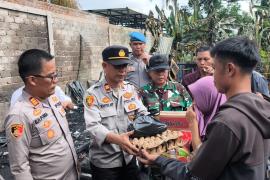  Kapolsek Padang Ulak Tanding Salurkan Bantuan untuk Korban Kebakaran Rumah