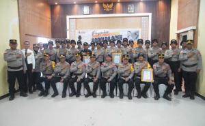 Kapolda Aceh Beri Penghargaan kepada Danyon Taruna Akpol dan Taruna Akpol atas Dedikasi Kemanusiaan di Aceh Tamiang