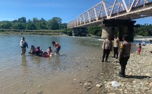Penebalan Pengamanan Obyek Wisata, Personel Polres Kaur Siaga di Jembatan Padang Guci