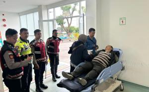 Wujud Respon Cepat, Anggota Polri Evakuasi Lansia Darurat Medis ke Rumah Sakit di Gunung Mas Bogor