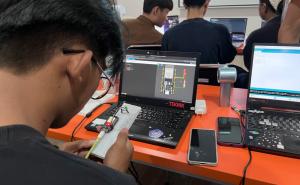 Telkom AI Center Makassar dan GDGoC UNM Latih 20 Talenta Muda di Bidang Robotics dan IoT