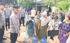 Kapolda Bengkulu Turunkan Kendaraan Penjernih Atasi Krisis Air Bersih Pasca Banjir di Kabupaten Lebong