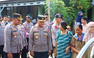 Kapolda Bengkulu Tinjau Posko Tanggap Darurat dan Salurkan Bantuan untuk Korban Banjir dan Longsor di Lebong