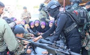 Satbrimobda Polda Bengkulu menerima kunjungan Siswa SD IT Alam Generasi Islam, Kenal Alutsista hingga Nilai Disiplin