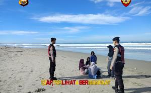 Patroli Jalan Kaki di Pantai Panjang, Ditsamapta Hadir Jaga Keamanan Wisata Pagi Hari