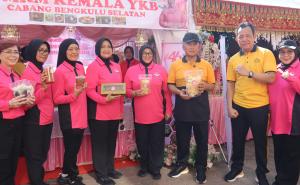 Kapolda Bengkulu Hadiri Senam Bersama dan Borong Bazar Produk UMKM Bhayangkari Meriahkan HUT YKB ke-46